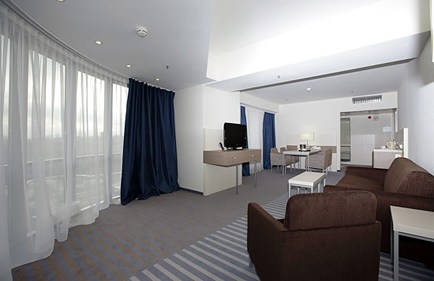    Holiday Inn     